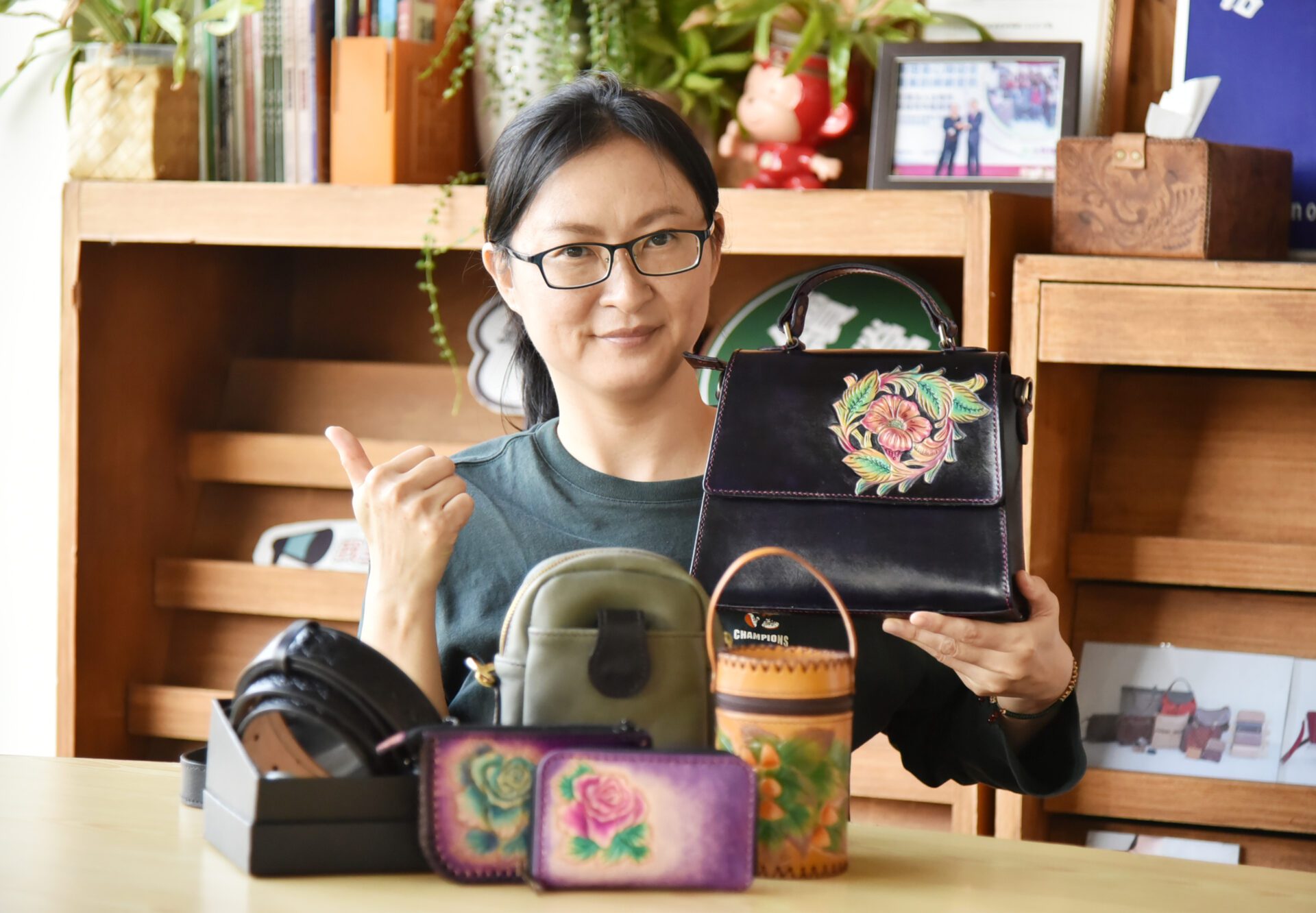 創業自立!皮雕職訓助身障婦女彩繪新人生 創業自立!皮雕職訓助身障婦女彩繪新人生