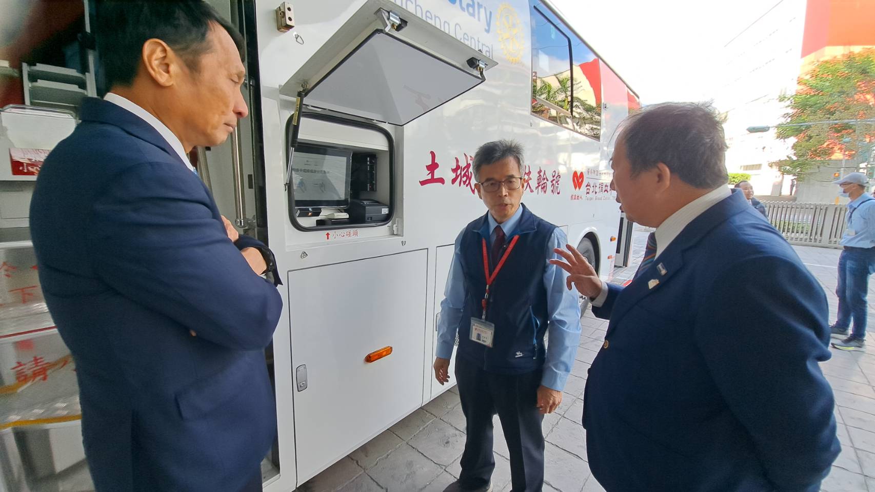 這台捐血車可以讓捐血者直接插入健保卡或是身分證，智能系統就會連線到捐血中心內部終端機直接核對身分，馬上就可以得知是否符合捐血，就可以馬上捐血，不用在一一 核對資料，節省人力時間。