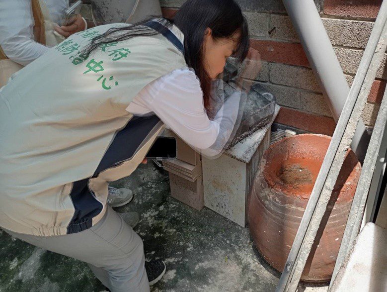 登革熱防疫不鬆懈，無積水就無登革熱，環境積水容器乎乾啦！