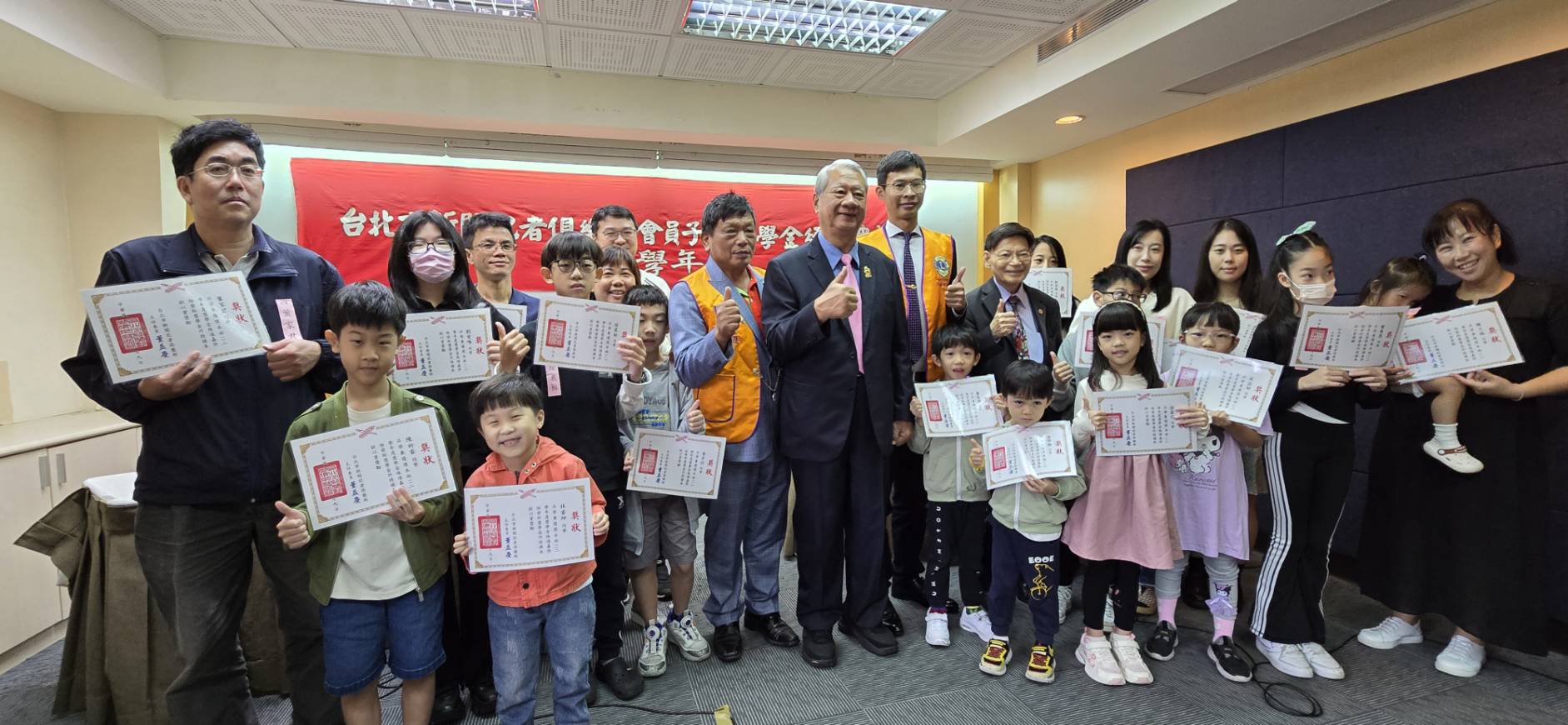 台北市新聞記者俱樂部頒發會員子女獎學金　董益慶勉得獎同學:勵志向學造福國家社會