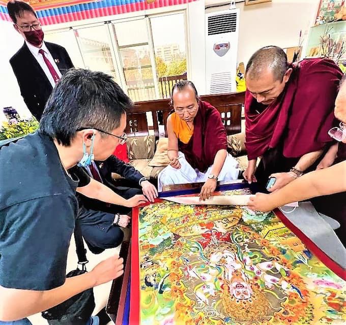 畫師價值  跨時空讓觀者得見光 / 由具象的畫布到心靈的啟發 轉識成智照見無明