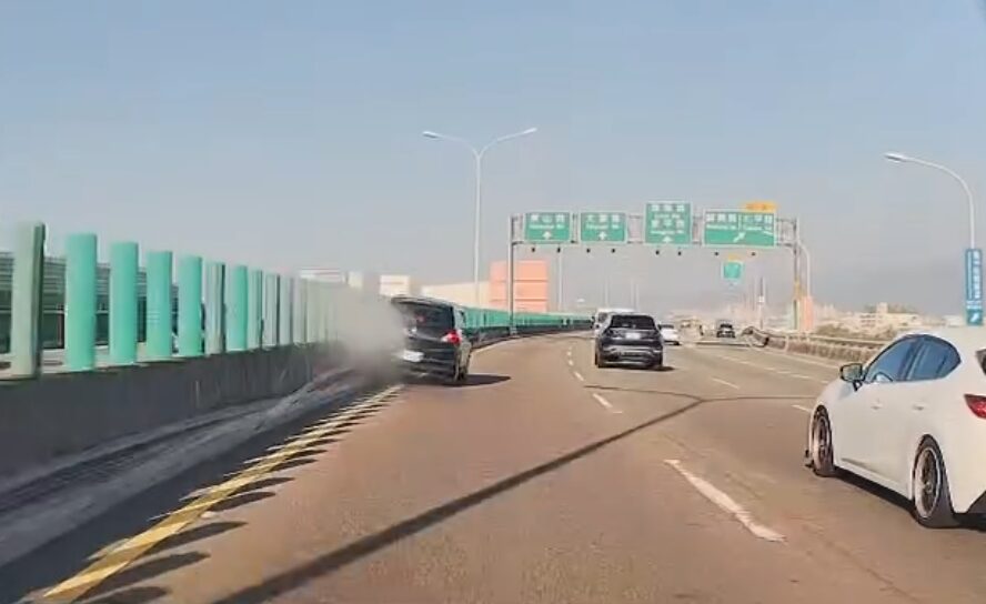 （有片）自小客車行駛台74線自撞中央分隔島　網友：開到睡著了嗎？