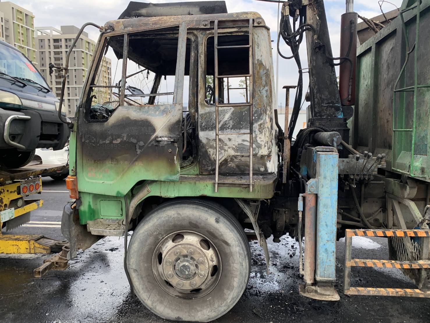 好驚險！北投大貨車開到一半突竄火　駕駛及時逃生