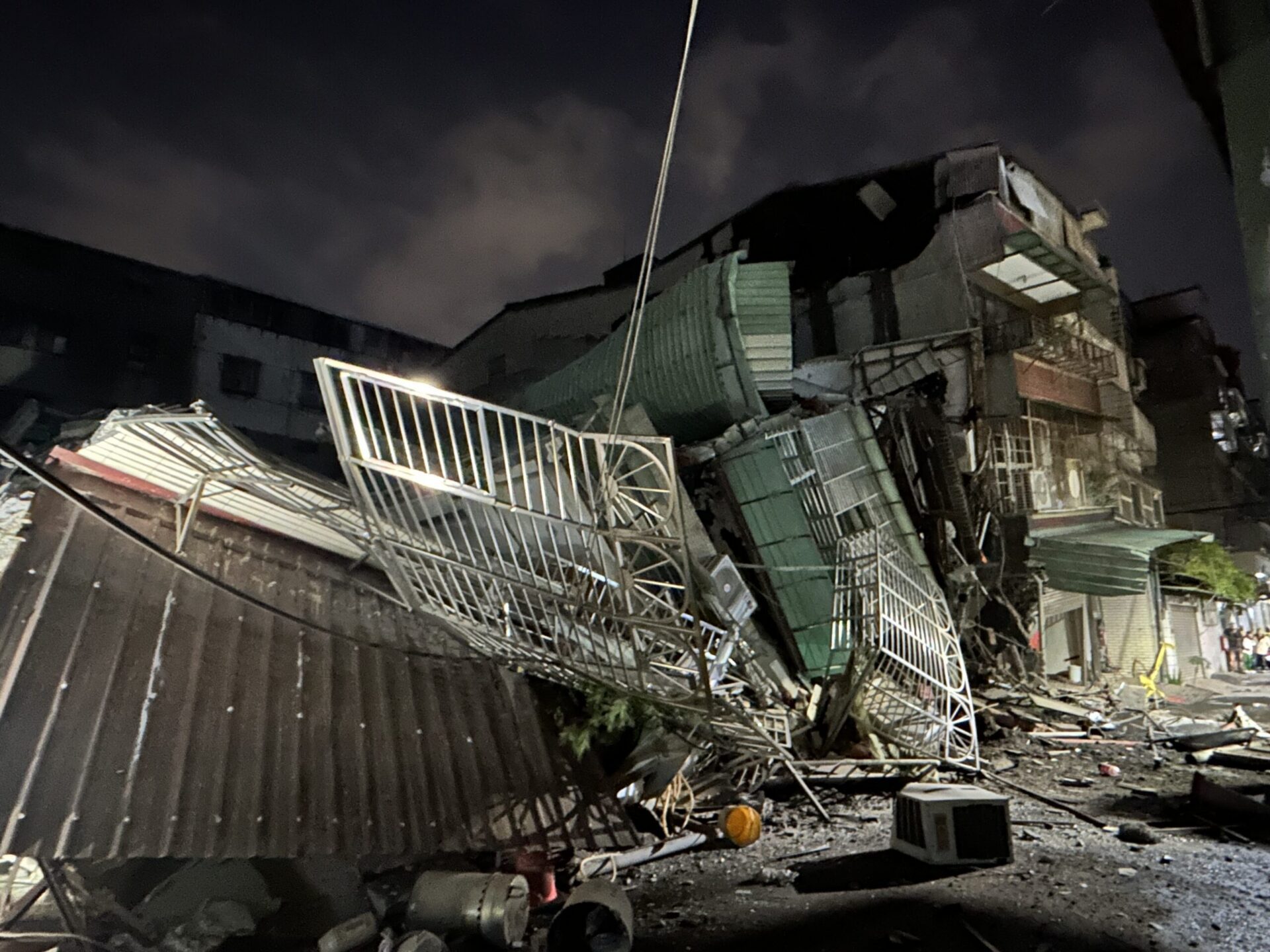 三重建案基地開挖 鄰房倒塌 侯友宜晚間視察 擴大疏散居民 追究業者責任 三重建案基地開挖 鄰房倒塌 侯友宜晚間視察 擴大疏散居民 追究業者責任