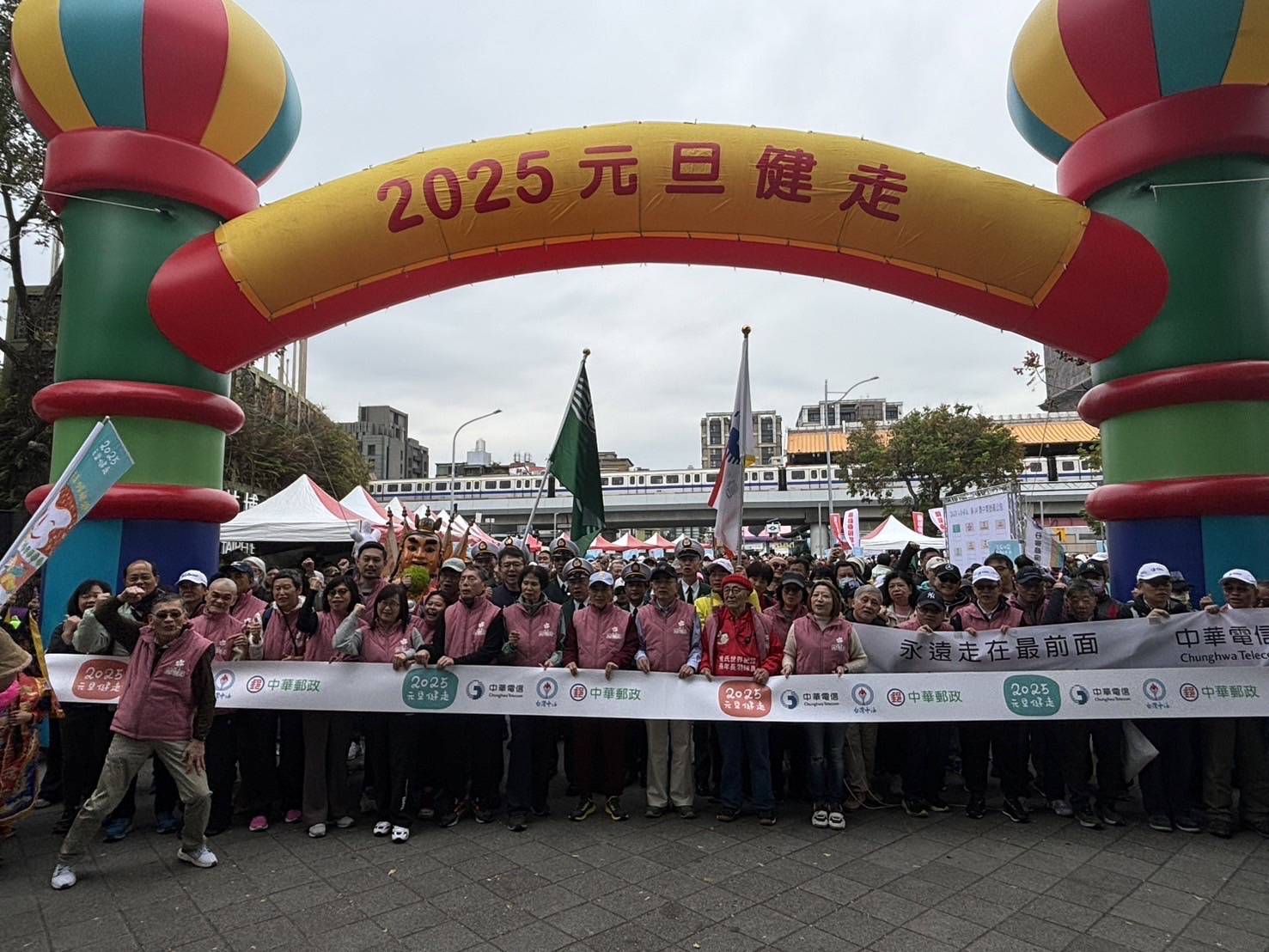 北市萬人健走迎新年 104歲羽球人瑞林友茂再現健康典範 北市萬人健走迎新年 104歲羽球人瑞林友茂再現健康典範