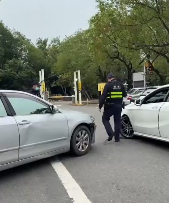 （有片）停車場內處理車禍　警員這個動作讓網友傻眼警方說明了