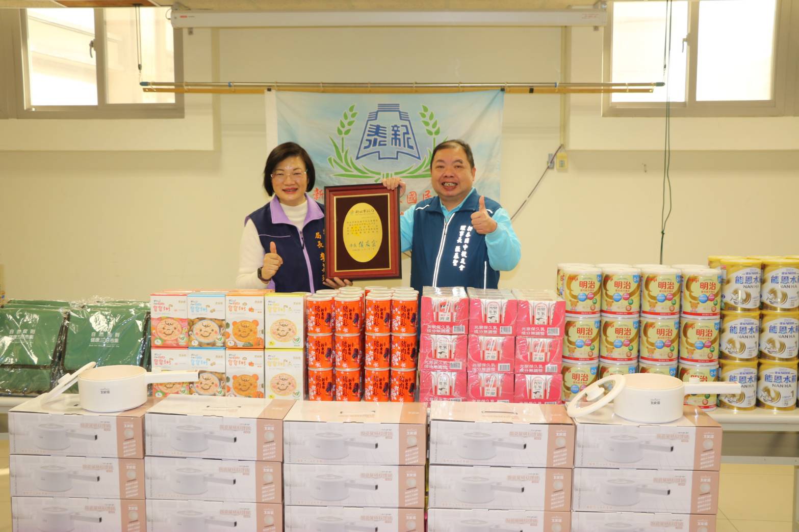 響應新北市好日子愛心大平台新泰國中校友會捐高單價奶 7-ELEVEN贈街友愛心便當