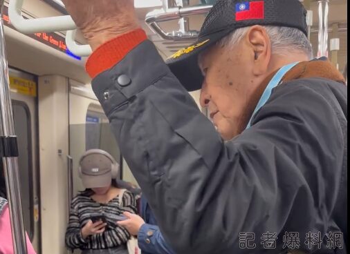 影／北捷博愛座糾紛！年輕女不讓位　被阿伯拿海報打