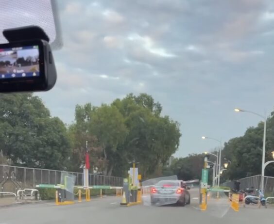 (有片)自小客車拒檢衝撞公園停車場柵欄 警攔獲逮4人起出刀械毒品 (有片)自小客車拒檢衝撞公園停車場柵欄 警攔獲逮4人起出刀械毒品