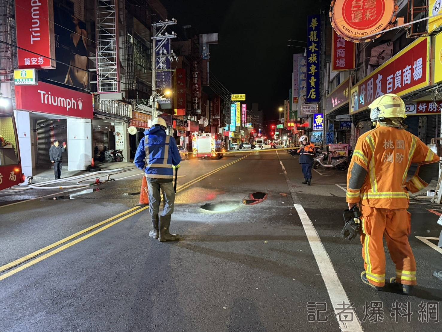 影/桃園中正路突現天坑冒白煙 捷運工程疑涉事故警交管