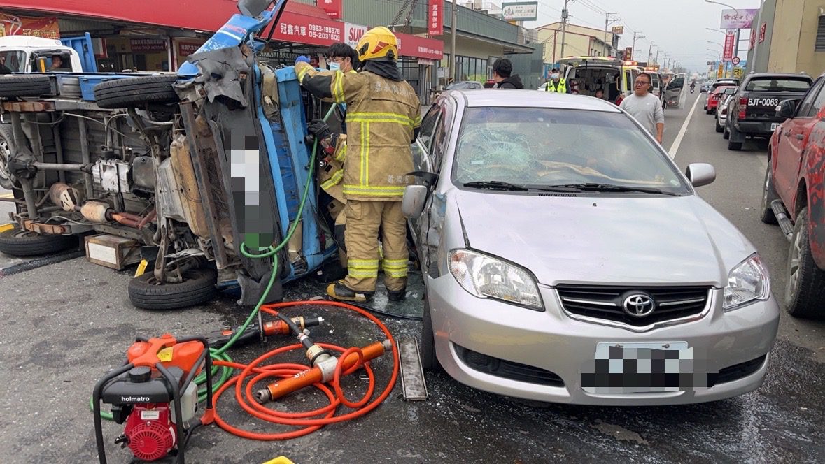 台18線兩車對撞小貨車翻覆釀受傷! 70歲翁及乘客受困消防隊員救出 台18線兩車對撞小貨車翻覆釀受傷! 70歲翁及乘客受困消防隊員救出