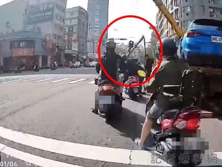 影/桃園市區吊車吊臂意外滑落 撞及機車騎士 幸無大礙 影/桃園市區吊車吊臂意外滑落 撞及機車騎士 幸無大礙