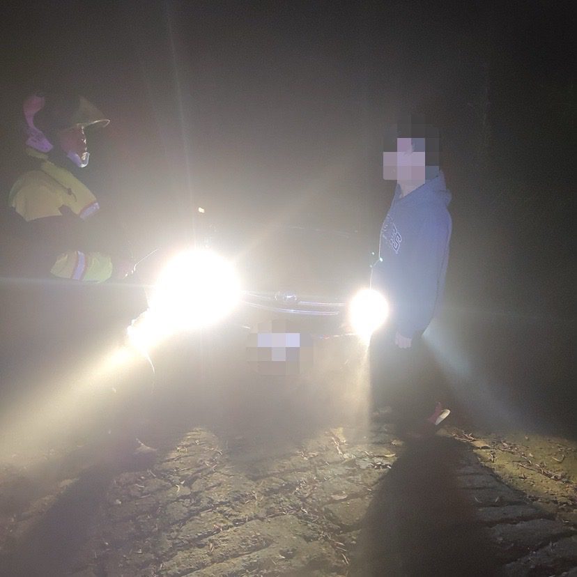 男子夜半依導航走竟入險境 東勢警於山區土地公廟尋獲 男子夜半依導航走竟入險境 東勢警於山區土地公廟尋獲
