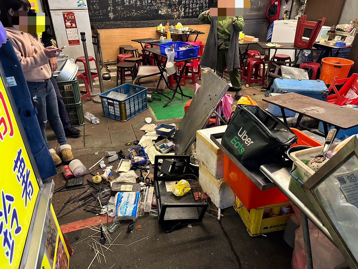 情侶夜市吵架翻桌　店東勸阻不成氣炸亮刀