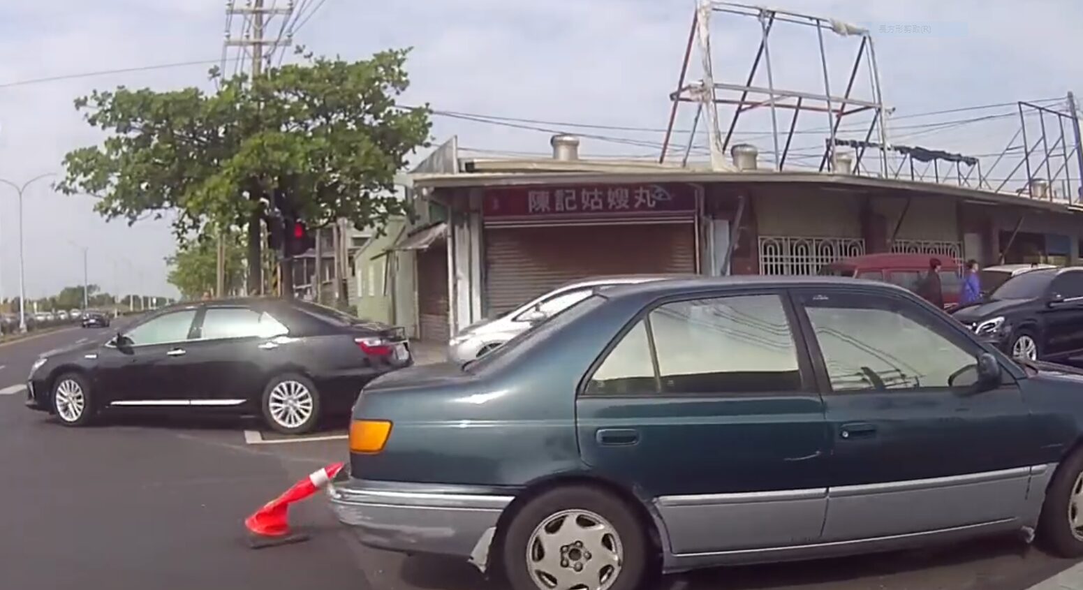 (有片)街頭奇景! 自小客車行經路口生出交通錐 (有片)街頭奇景! 自小客車行經路口生出交通錐