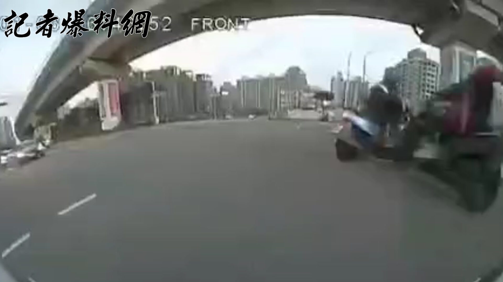 淡水保全闖紅燈擊墜攜嫩嬰出門女騎士　還被查出無照駕駛吊牌車