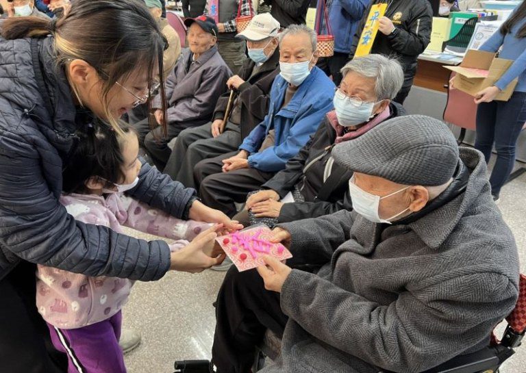 蛇麼都如意蛇麼都開心 新竹榮服處×清大附小寶貝們向榮民長輩熱鬧拜早年 蛇麼都如意蛇麼都開心 新竹榮服處×清大附小寶貝們向榮民長輩熱鬧拜早年