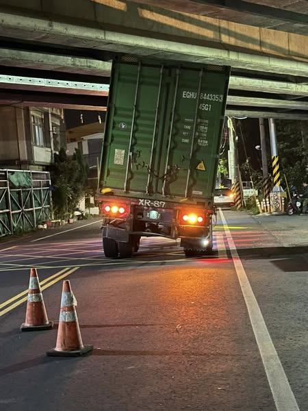 苗栗貨櫃車卡國道陸橋下! 動彈不得3小時脫困 苗栗貨櫃車卡國道陸橋下! 動彈不得3小時脫困