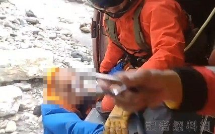缺糧又腿傷!空勤總隊黑鷹直升機 救援佳人山男登山客 缺糧又腿傷!空勤總隊黑鷹直升機 救援佳人山男登山客