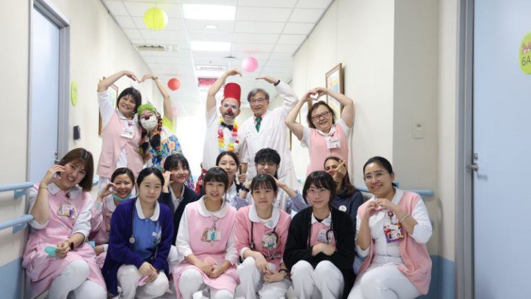 紅鼻子醫生進駐竹市馬偕兒醫 為住院孩子帶來每週歡樂時光 紅鼻子醫生進駐竹市馬偕兒醫 為住院孩子帶來每週歡樂時光