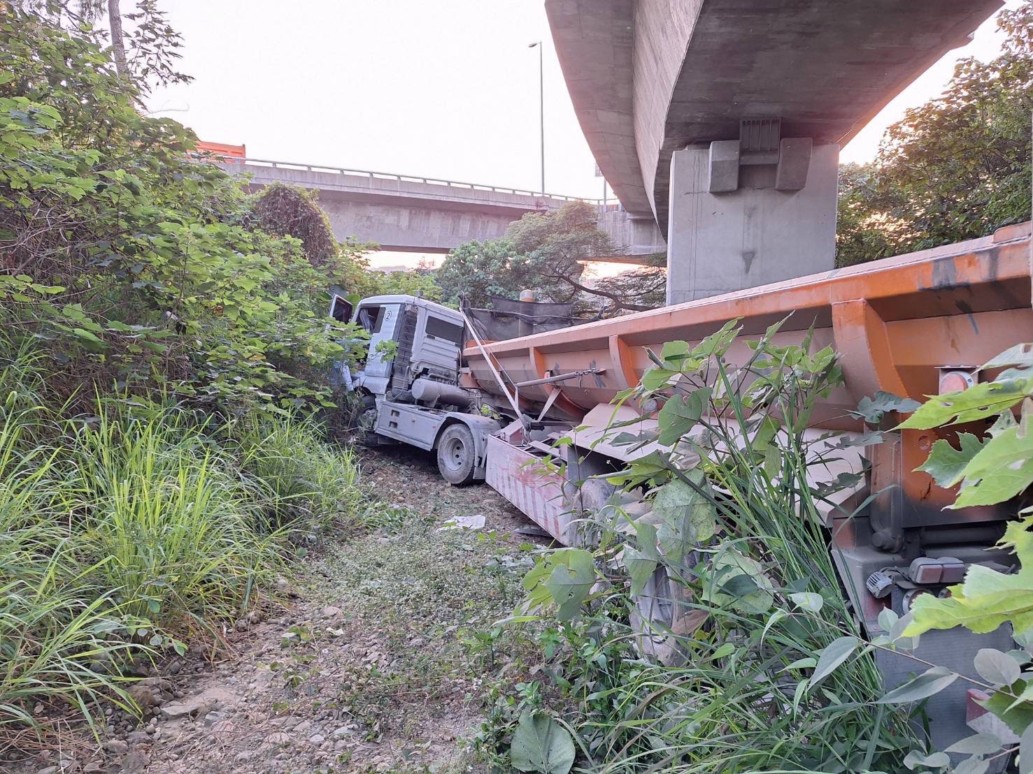 國道3號事故! 砂石車衝落邊坡駕駛受傷 國道3號事故! 砂石車衝落邊坡駕駛受傷