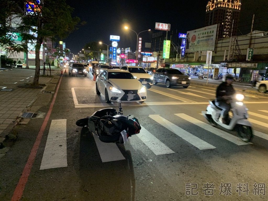 台南女駕駛變換車道不慎!從後方猛撞男騎士 四肢擦傷送醫 台南女駕駛變換車道不慎!從後方猛撞男騎士 四肢擦傷送醫