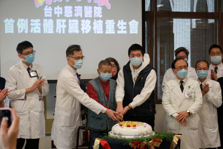 台中慈濟醫院首例活體肝移植　父子情深慶重生