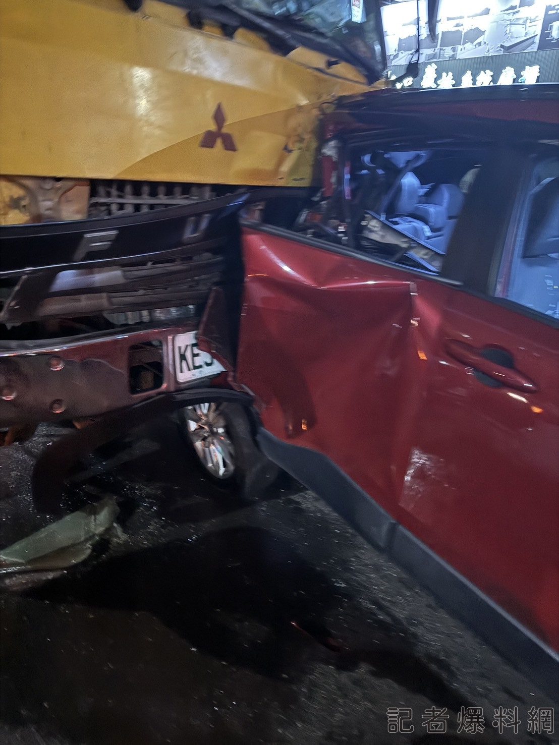 快訊/新北新莊大漢橋下發生16車連環事故 交通大打結