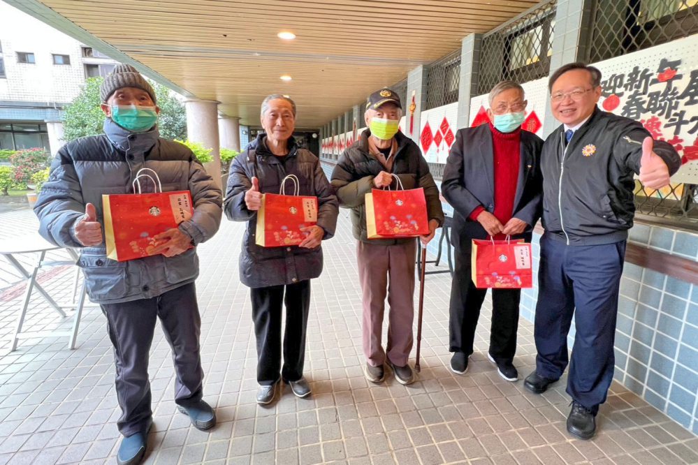 住民長輩發揮創意及揮毫長才 八德榮家藝術廊道展出各類春聯斗方創意作品 住民長輩發揮創意及揮毫長才 八德榮家藝術廊道展出各類春聯斗方創意作品