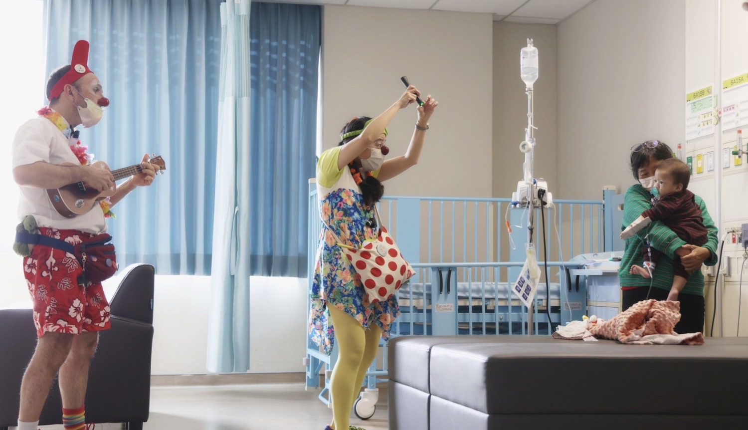 紅鼻子醫生進駐竹市馬偕兒醫 為住院孩子創造輕鬆愉快氛圍 紅鼻子醫生進駐竹市馬偕兒醫 為住院孩子創造輕鬆愉快氛圍