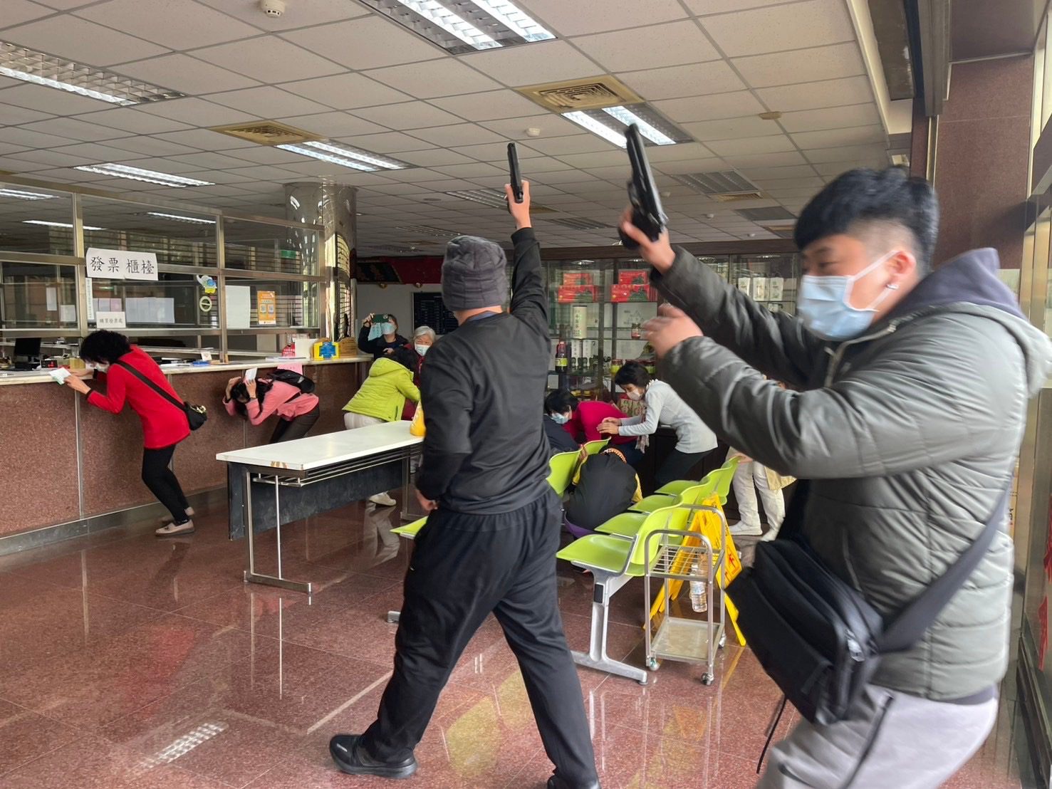 員警喬裝歹徒搶農會 大溪警防搶演練逼真登場 員警喬裝歹徒搶農會 大溪警防搶演練逼真登場