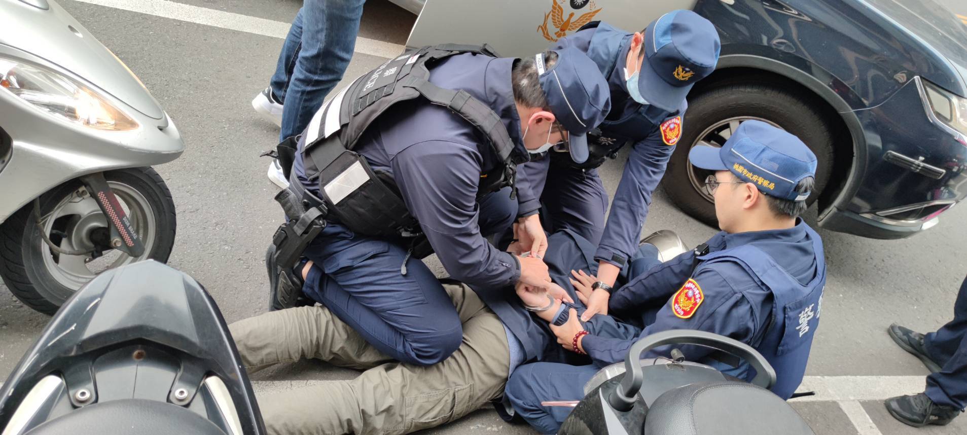 全力守護民眾財產安全 八德警逼真防搶演練登場 全力守護民眾財產安全 八德警逼真防搶演練登場