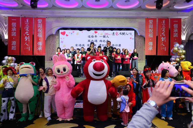 精湛建設陳志聲一句承諾 愛心圍爐懷活動傳承26年共捐83輛車 精湛建設陳志聲一句承諾 愛心圍爐懷活動傳承26年共捐83輛車