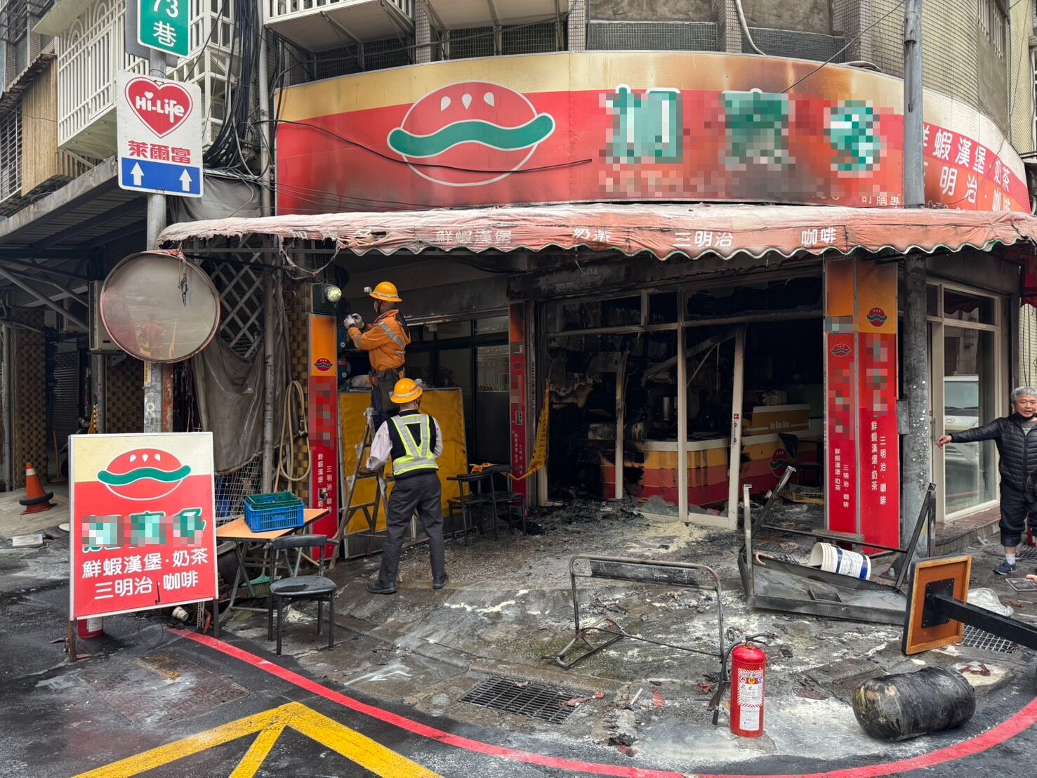 疑更換瓦斯不慎釀災 三重早餐店陷火海燒整片焦黑 疑更換瓦斯不慎釀災 三重早餐店陷火海燒整片焦黑