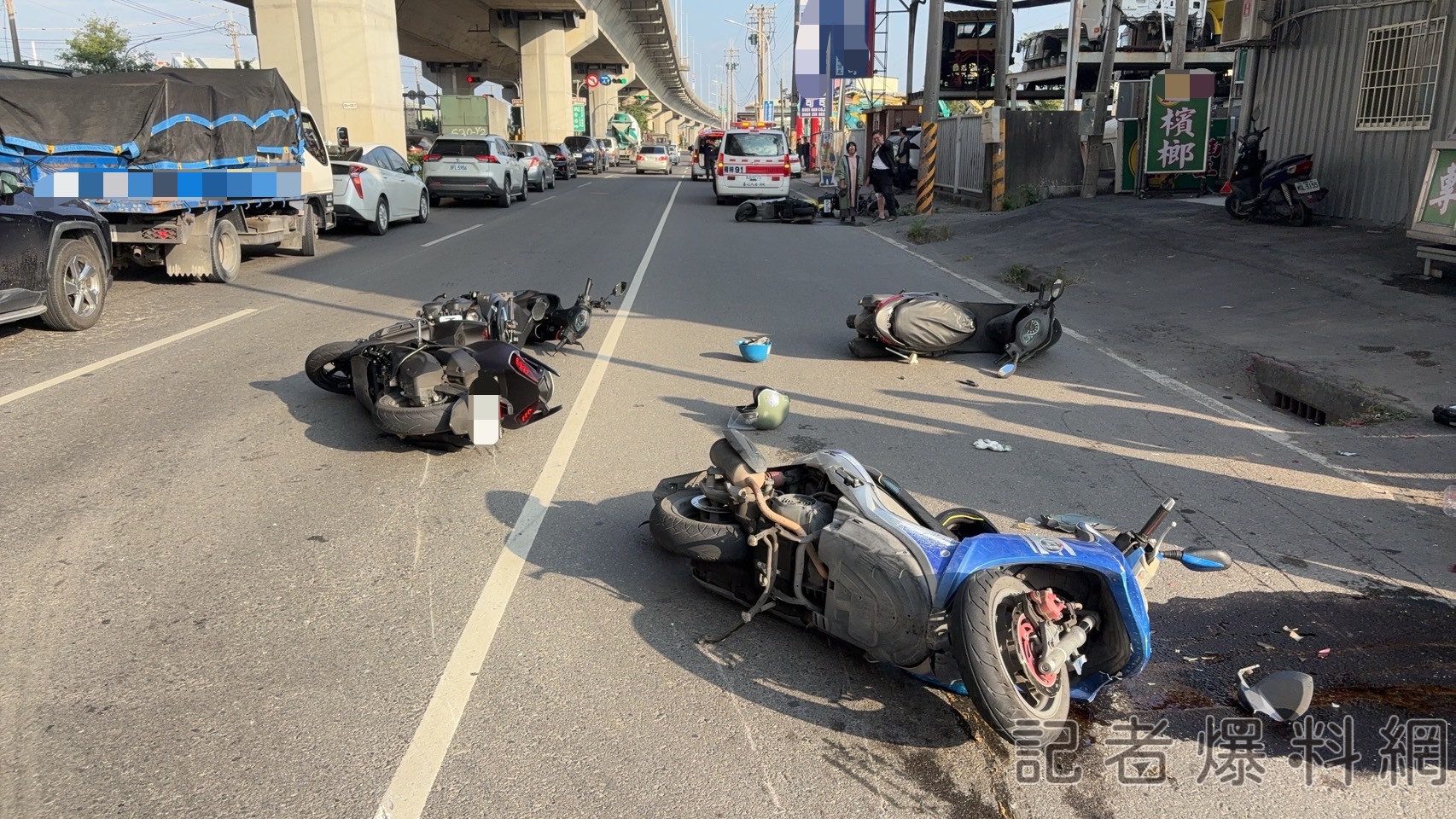 安全帽突掉落釀禍!高雄7車連環追撞 多人受傷送醫 安全帽突掉落釀禍!高雄7車連環追撞 多人受傷送醫