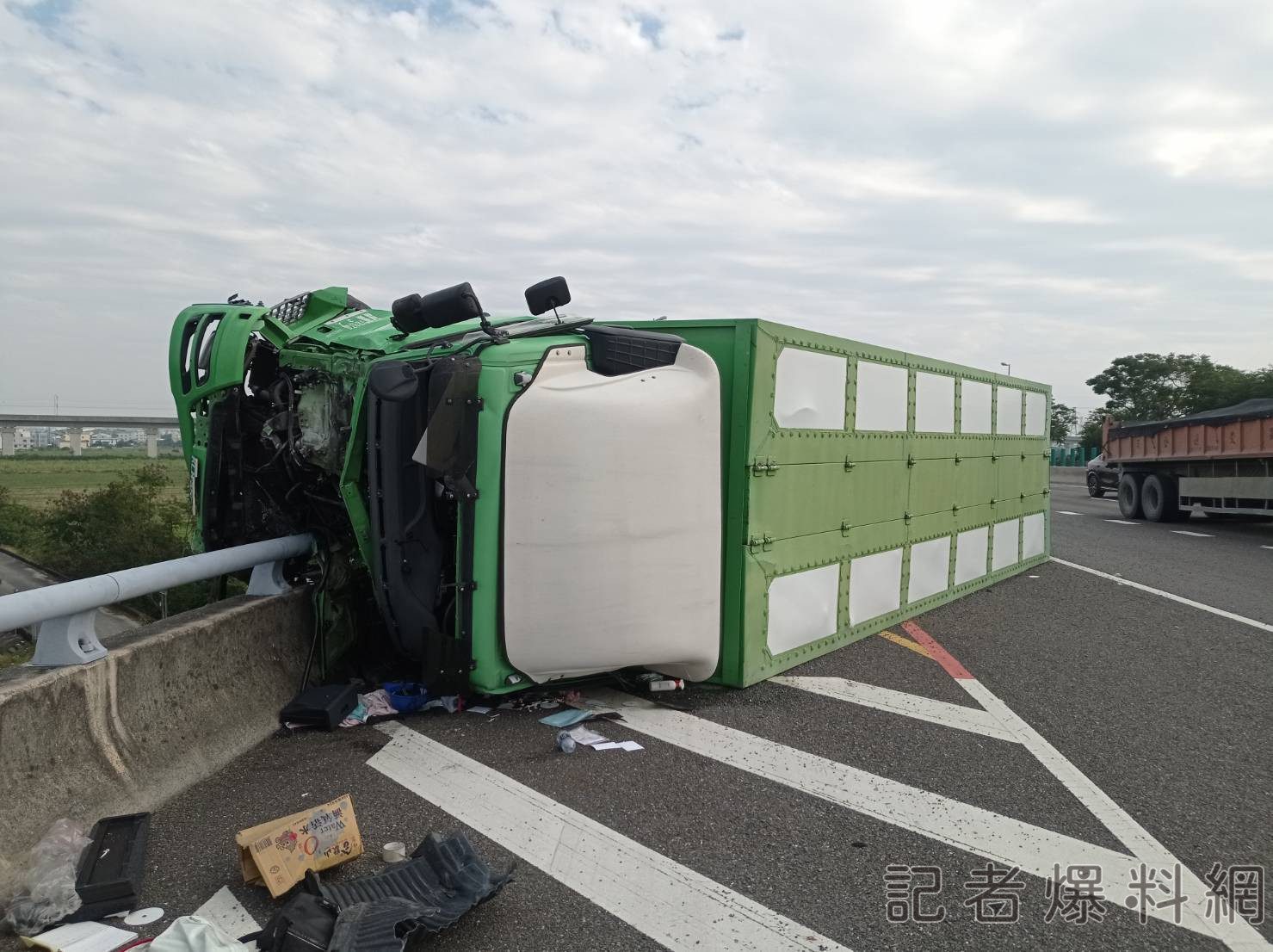 國8大貨車爆胎翻覆!車頭卡進護欄…險墜橋 駕駛頭部受傷送醫救治 國8大貨車爆胎翻覆!車頭卡進護欄…險墜橋 駕駛頭部受傷送醫救治