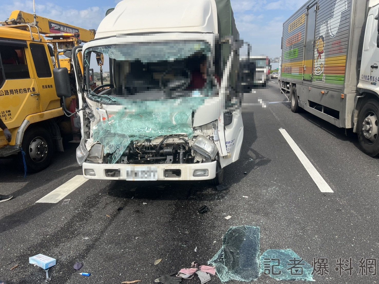 國道1號南312.8公里車禍!貨車猛撞前車 駕駛一度受困送醫救治 國道1號南312.8公里車禍!貨車猛撞前車 駕駛一度受困送醫救治