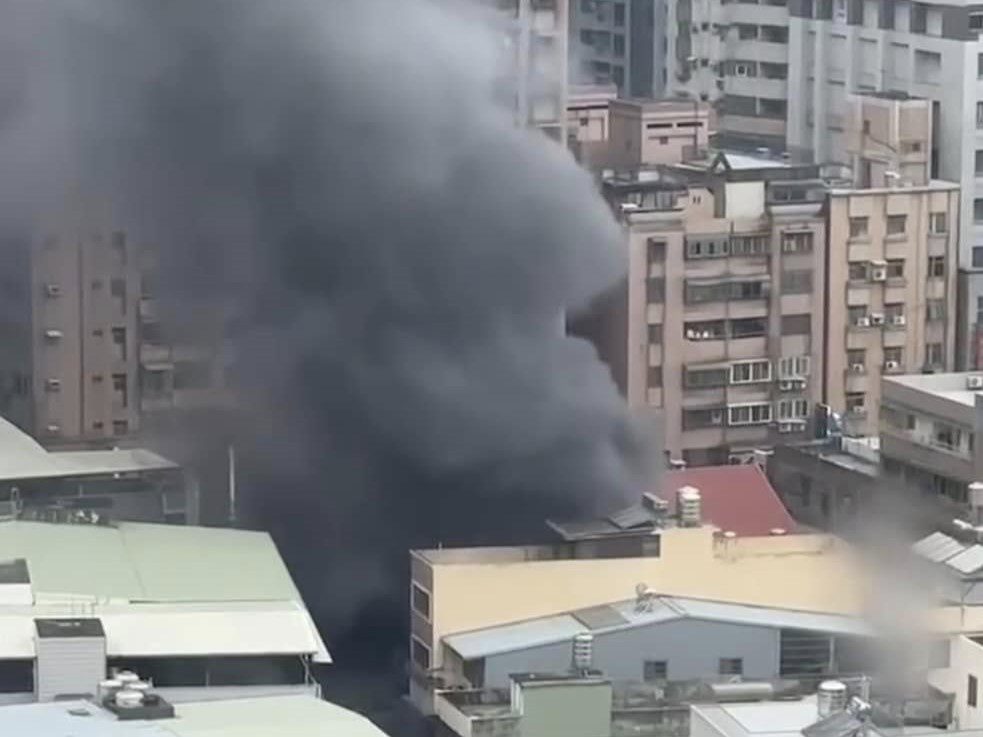 桃園鐵皮倉庫起火!現場頻傳爆炸聲響 鄰近國小急關窗戴口罩 桃園鐵皮倉庫起火!現場頻傳爆炸聲響 鄰近國小急關窗戴口罩