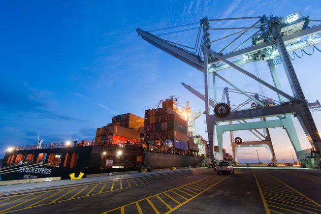 美東碼頭罷工警報解除 勞資六年新合約確保供應鏈穩定 美東碼頭罷工警報解除 勞資六年新合約確保供應鏈穩定