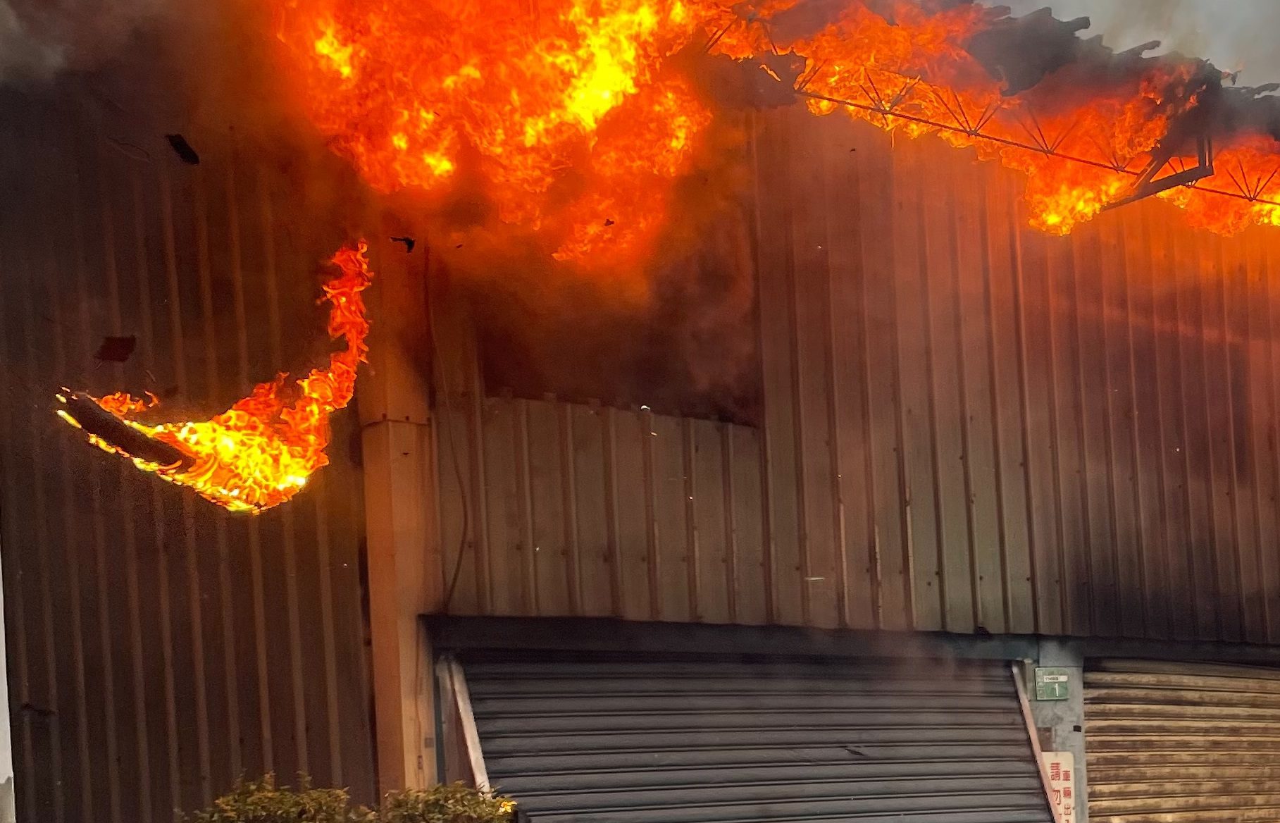 桃園中山國小附近倉庫火警 濃黑煙竄天 桃園中山國小附近倉庫火警 濃黑煙竄天