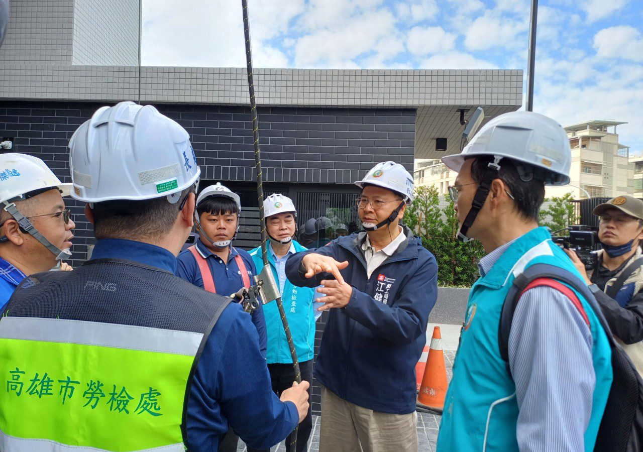 高市勞工局長率隊春安督檢大樓外牆清洗作業 強調安全第一 高市勞工局長率隊春安督檢大樓外牆清洗作業 強調安全第一