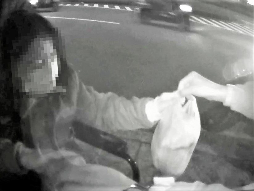 婦人跌坐於地　後湖警關懷協助送醫