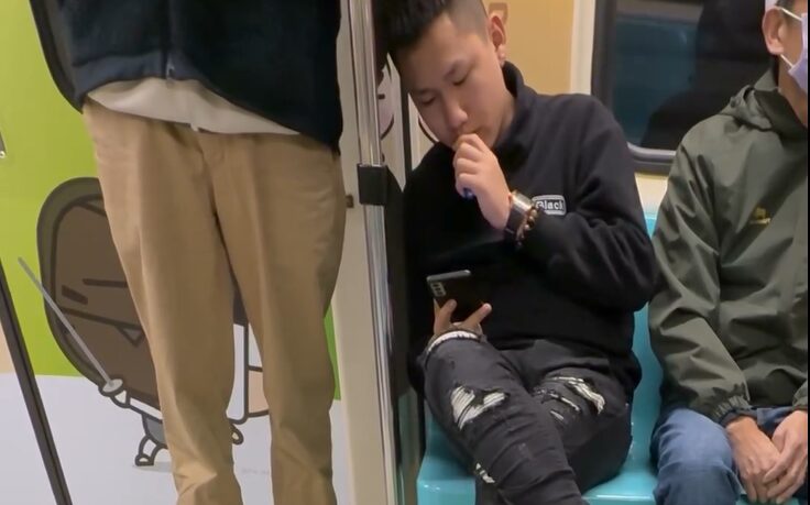影/搭台北捷運抽電子煙!男乘客車廂內狂吸 網友:真想檢舉 影/搭台北捷運抽電子煙!男乘客車廂內狂吸 網友:真想檢舉