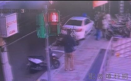 影/台北人妻突情緒失控 持水果刀追砍丈夫街頭逃竄 影/台北人妻突情緒失控 持水果刀追砍丈夫街頭逃竄