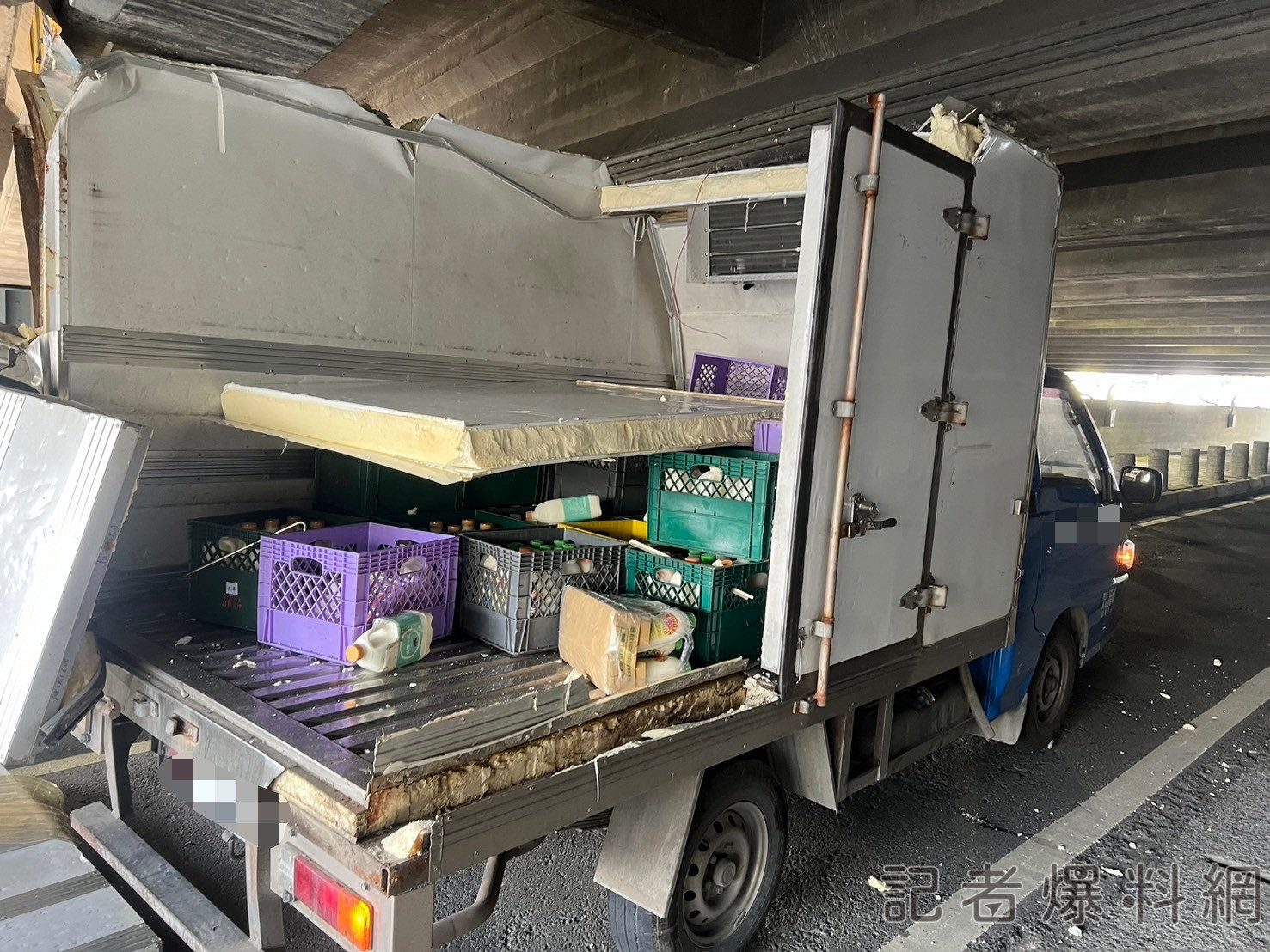 高雄貨車司機載鮮奶誤闖機車道 卡進涵洞險冰櫃破一大洞 高雄貨車司機載鮮奶誤闖機車道 卡進涵洞險冰櫃破一大洞