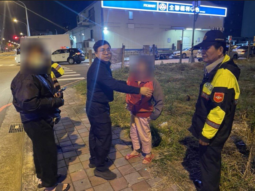 失智老婦摔落草叢中 員警尋獲及時救援 失智老婦摔落草叢中 員警尋獲及時救援