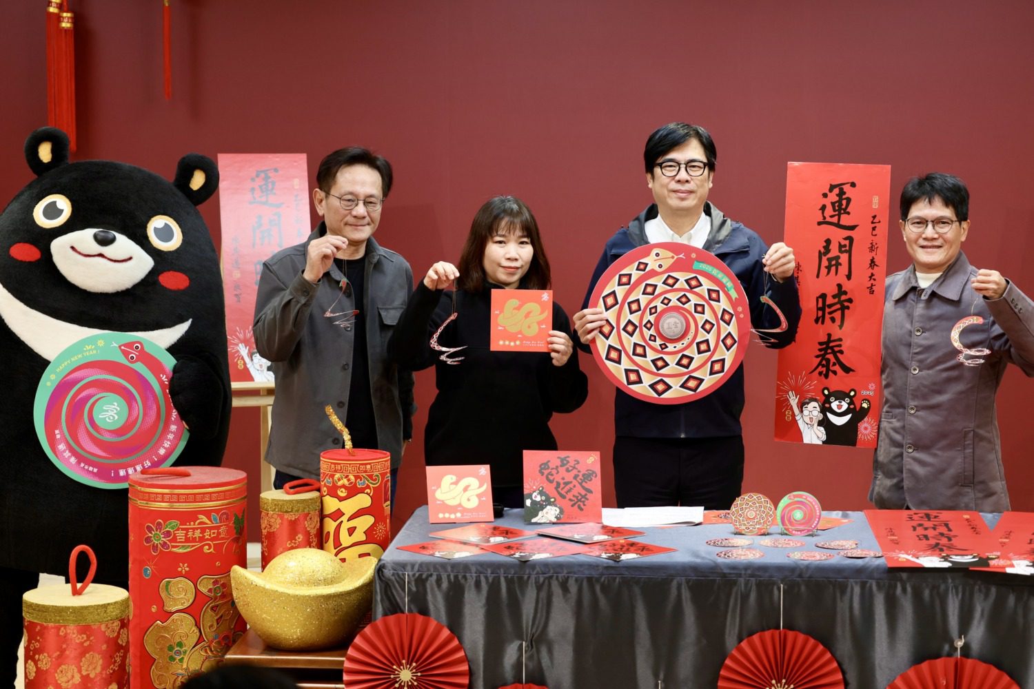 陳其邁市長開箱高雄限定版蛇年春聯及開運小紅包