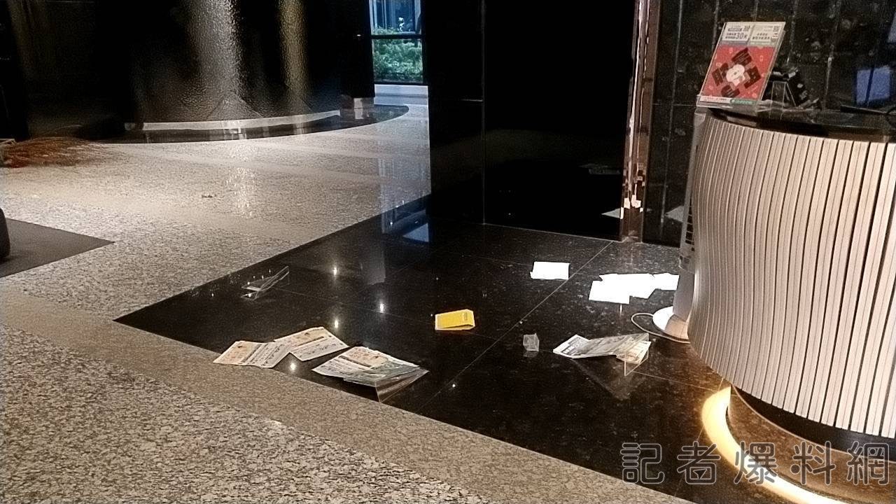 高雄美術館豪宅區扁人衝突!男不爽保全「盡忠職守」拒開門 當場開砸又開打 高雄美術館豪宅區扁人衝突!男不爽保全「盡忠職守」拒開門 當場開砸又開打