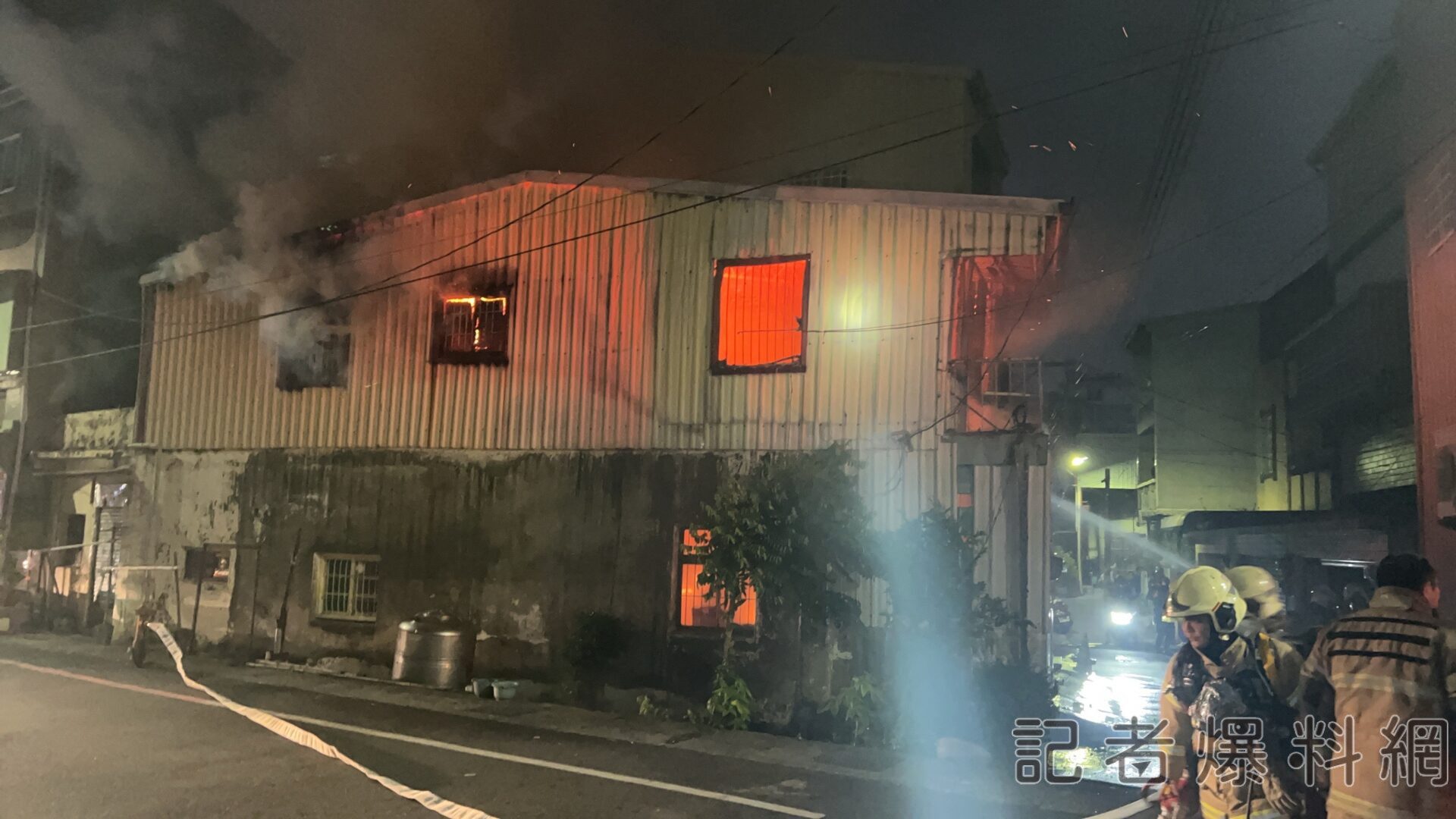 台南永康民宅火警!2樓火舌黑煙直竄 幸屋主及時逃生無傷亡 台南永康民宅火警!2樓火舌黑煙直竄 幸屋主及時逃生無傷亡