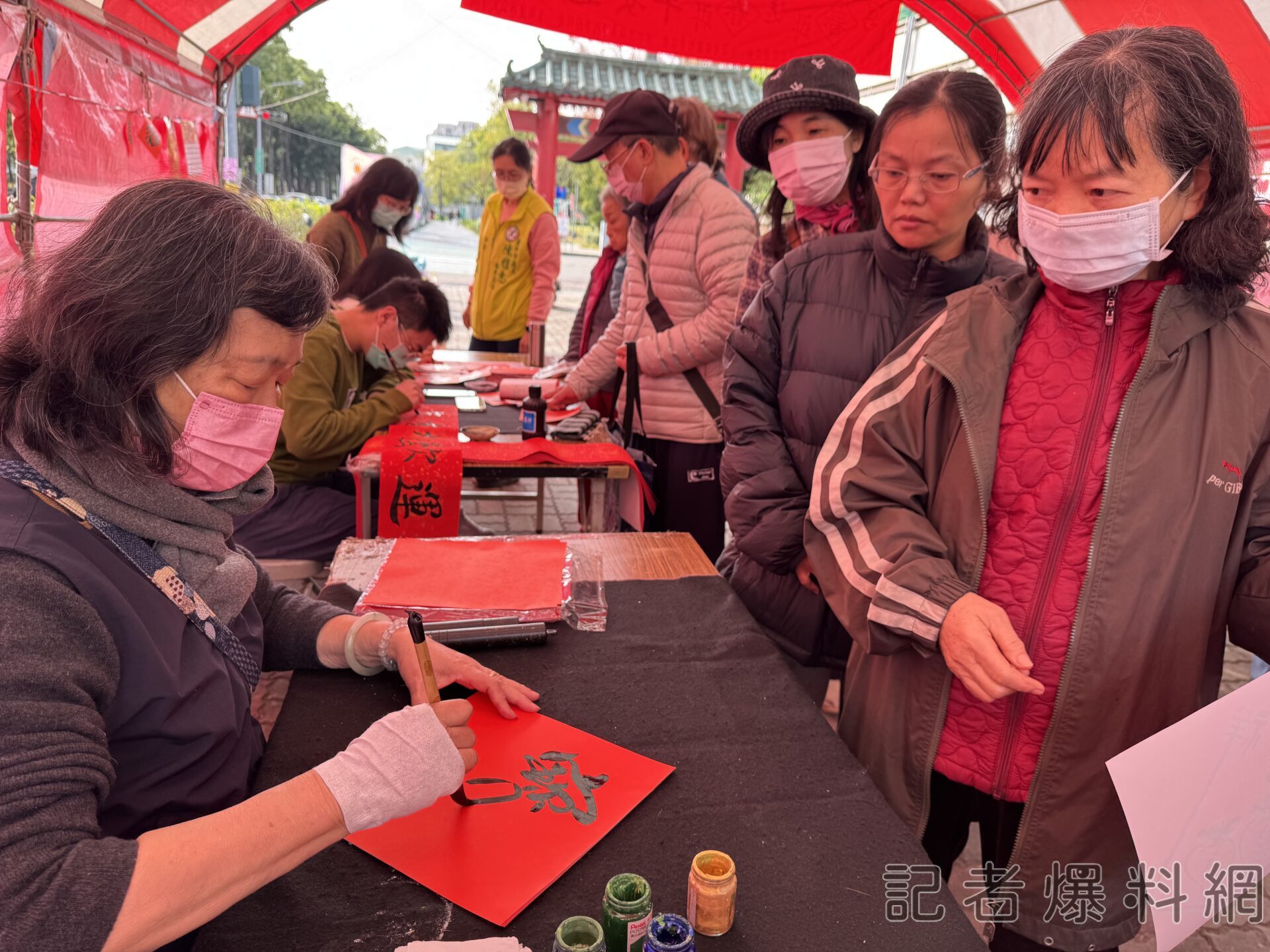寒冬送暖書香迎春 台中市東興里揮毫送春聯活動熱鬧登場